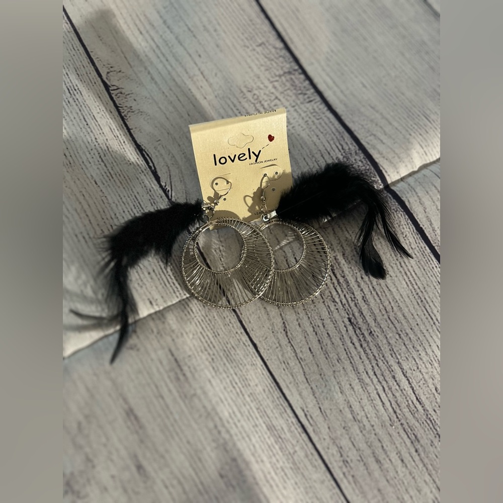 Silver Black🖤 Feather Fish Hook round detailed earrings. NEW without tags!